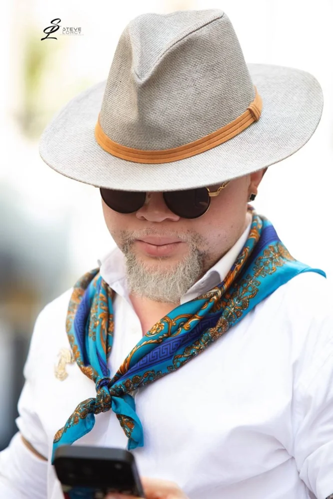 Portrait avec un chapeau et un foulard turquoise