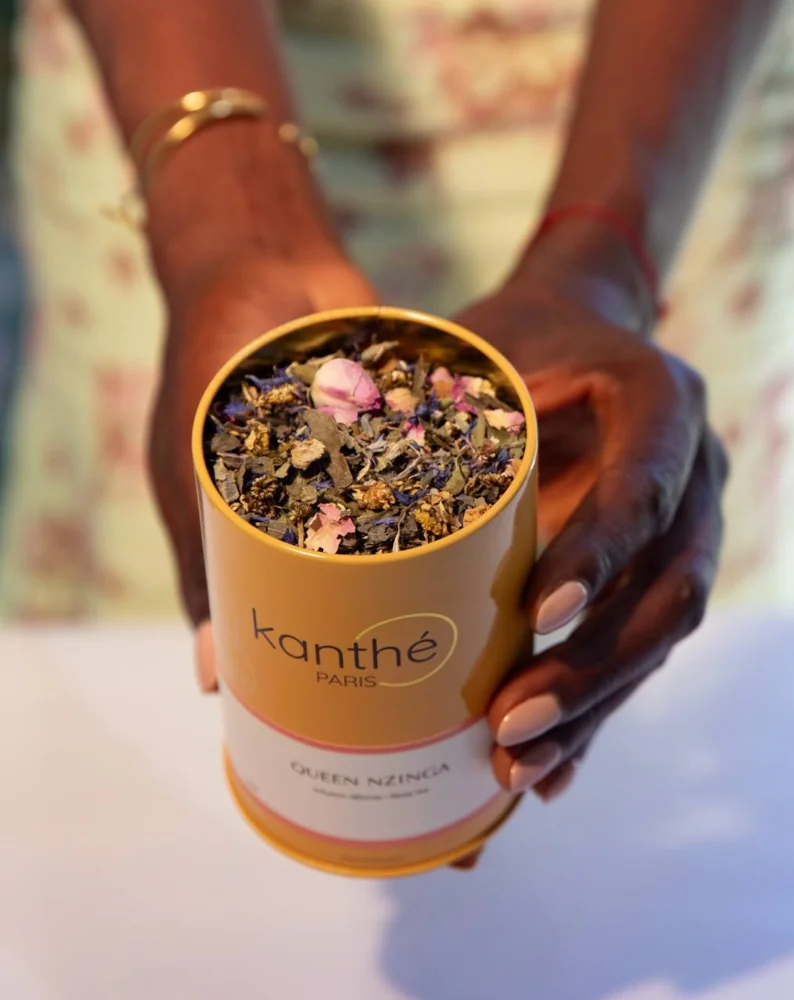 Détail d’une boîte de thé ouverte tenue dans les mains